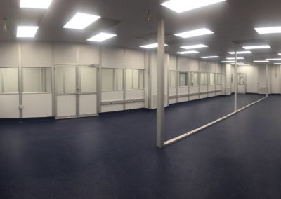 empty-cleanroom-with-pillars